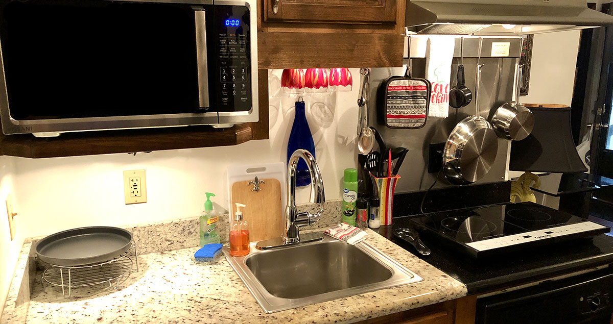 Photo of the efficiency kitchen available for a vacation rental at Fern Cottage in Folsom LA