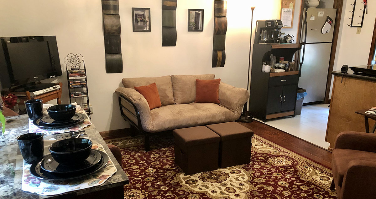 Photo of the living room at Fern Cottage located in the Covington and Folsom woods along the Bogue Falaya River